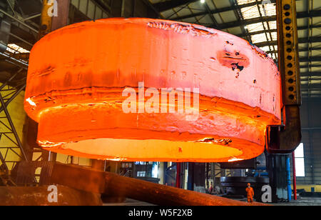 ------ Chinesische Arbeiter eine nahtlose Schmieden Schmieden Stück an einem Workshop der CITIC Heavy Industries Company in Luoyang city Scheck, Central China Henan Stockfoto