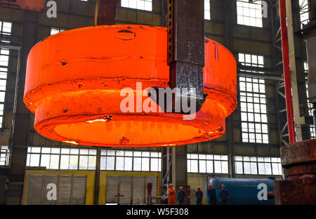 ------ Chinesische Arbeiter eine nahtlose Schmieden Schmieden Stück an einem Workshop der CITIC Heavy Industries Company in Luoyang city Scheck, Central China Henan Stockfoto