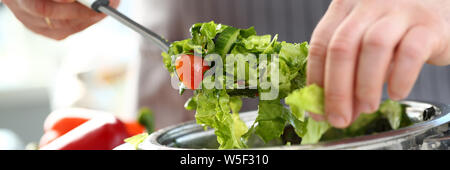 Koch Hände Kochen Diät Salat Gemüse Salat Stockfoto