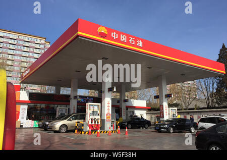 ---- Blick auf eine Tankstelle der CNPC (China National Petroleum Corporation), Muttergesellschaft von PetroChina, in Peking, China, 13. Februar 2019. Die Stockfoto