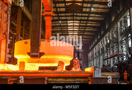 ------ Chinesische Arbeiter eine nahtlose Schmieden Schmieden Stück an einem Workshop der CITIC Heavy Industries Company in Luoyang city Scheck, Central China Henan Stockfoto