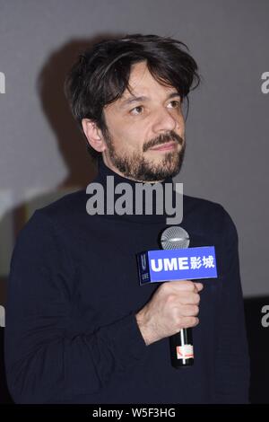 Spanische Drehbuchautor und Regisseur Oriol Paulo besucht eine Road Show für neuen Film 'Mirage' in Shanghai, China, 23. März 2019. Stockfoto