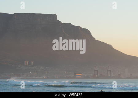 Nahaufnahme eines Teils der Tafelberg, Kapstadt mit Blick über das Meer bei Sonnenuntergang und Blick von der oberen Seilbahnstation am oberen und der Stadt Stockfoto