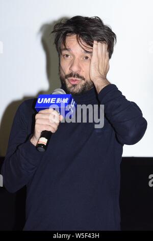 Spanische Drehbuchautor und Regisseur Oriol Paulo besucht eine Road Show für neuen Film 'Mirage' in Shanghai, China, 23. März 2019. Stockfoto