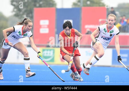 Er Jiangxin von China, Mitte, Herausforderungen Cecile Pieper, Links, und Pia Märtens Deutschland während ihres Gleichen der2019 FIH Pro Hockey League für Wom Stockfoto