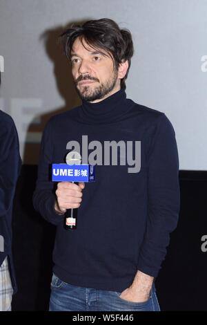 Spanische Drehbuchautor und Regisseur Oriol Paulo besucht eine Road Show für neuen Film 'Mirage' in Shanghai, China, 23. März 2019. Stockfoto