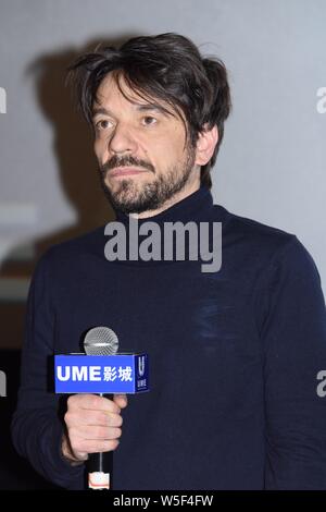 Spanische Drehbuchautor und Regisseur Oriol Paulo besucht eine Road Show für neuen Film 'Mirage' in Shanghai, China, 23. März 2019. Stockfoto