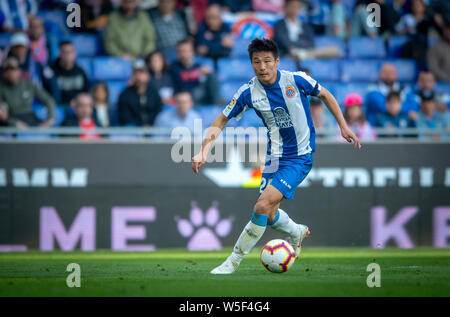 Wu Lei der RCD Espanyol dribbelt gegen FC Sevilla während ihrer 28. Runde der Liga Saison 2018-2019 an RCDE Stadion in Barcelona, Spanien, Stockfoto