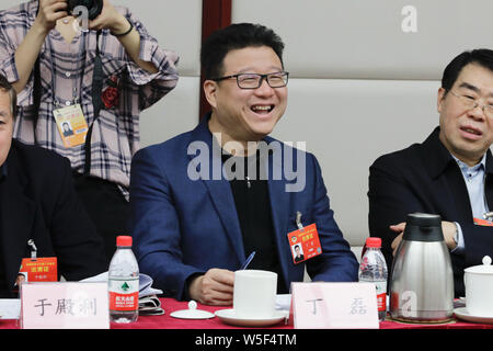 William Ding oder Ding Lei, CEO von netease (163.Com), und Charles Zhang Chaoyang, Vorsitzender und CEO von chinesischen Internet Portal Sohu.com, besucht eine Panel Stockfoto