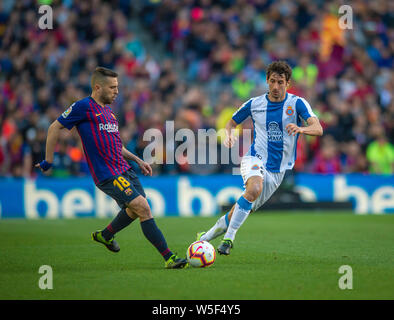 Jordi Alba des FC Barcelona, Links, Herausforderung, Mario Hermoso der RCD Espanyol, Mitte, während die 29. Runde der Liga Saison 2018-2019 im Ca Stockfoto