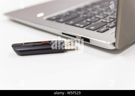 Flash Drive mit Laptops für die conncet an den USB-Port Plug-in-Laptop für Transfer und Backup Business Stockfoto