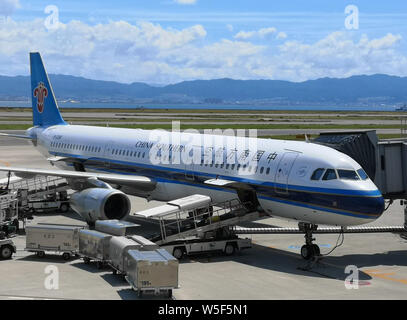 ---- Ein Flugzeug von China Southern Airlines wird dargestellt auf einem Flughafen in Shanghai, China, 19. Februar 2018. China Southern Airlines hat Ch gewählt Stockfoto