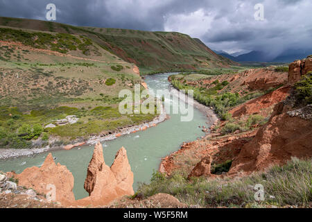 Draufsicht des Flusses Naryn durch einen Berg Schlucht fliesst. Kirgisistan Stockfoto