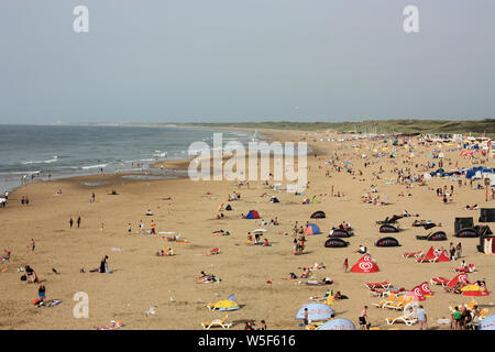 Leute wie Sonnenbaden am Strand von Scheveningen, Den Haag, Niederlande, im Sommer zu genießen. Der Strand ist auch sehr beliebt für den Wassersport Stockfoto