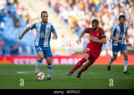 Sergi Darder der RCD Espanyol, Links, Herausforderungen Maxime Gonalons der FC Sevilla während ihrer 28. Runde der Liga Saison 2018-2019 an RCDE Sta Stockfoto