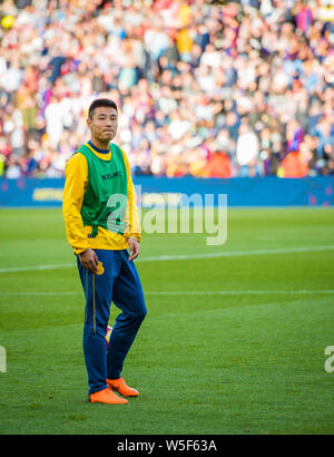 Wu Lei der RCD Espanyol erwärmt, bevor die zweite Hälfte der 29. Runde der Liga Saison 2018-2019 gegen den FC Barcelona im Camp Nou Stad Stockfoto