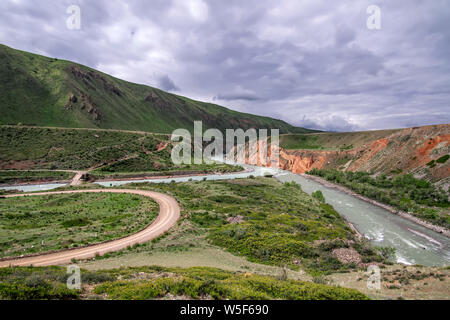 Draufsicht des Flusses Naryn durch einen Berg Schlucht fliesst. Kirgisistan Stockfoto