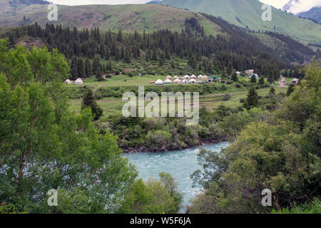 Draufsicht des Flusses Naryn durch einen Berg Schlucht fliesst. Kirgisistan Stockfoto