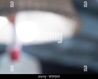 Nahaufnahme einer vintage Tischleuchte Defokussieren, der Hintergrund der Lampe ist nicht klar. Stockfoto