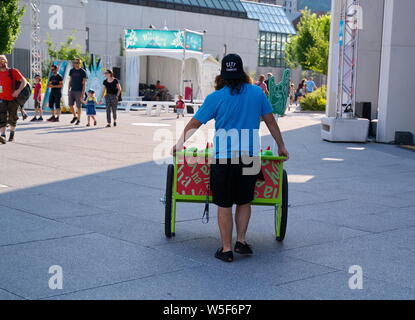 Montreal, Quebec, Kanada. Apr 2019. Events, Comedy, Künstler, und Spaß und Speisen, auf den nur Für lacht Festival. Illustrative Editorial. Stockfoto