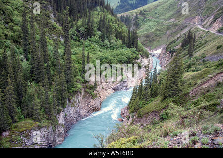 Draufsicht des Flusses Naryn durch einen Berg Schlucht fliesst. Kirgisistan Stockfoto