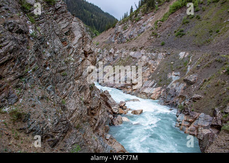 Draufsicht des Flusses Naryn durch einen Berg Schlucht fliesst. Kirgisistan Stockfoto