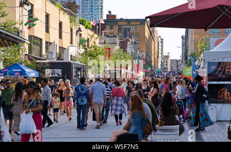 Montreal, Quebec, Kanada. Apr 2019. Events, Comedy, Künstler, und Spaß und Speisen, auf den nur Für lacht Festival. Illustrative Editorial. Stockfoto