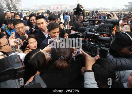 Robin Li Yanhong, Mitte, Vorsitzender und CEO von Baidu, wird von Journalisten umgeben, wie er kommt der Eröffnungsveranstaltung für die zweite Session o zu besuchen Stockfoto