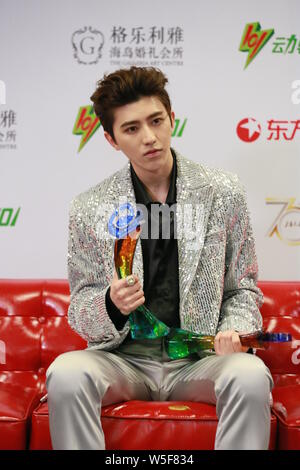 Sänger und Rapper Cai Xukun von chinesischer Junge Gruppe neun Prozent wirft mit seiner Trophäe, nachdem er "die meisten populären Sänger Awards' während des 26. Ch Stockfoto