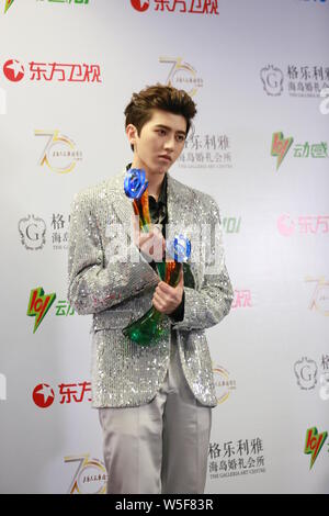 Sänger und Rapper Cai Xukun von chinesischer Junge Gruppe neun Prozent wirft mit seiner Trophäe, nachdem er "die meisten populären Sänger Awards' während des 26. Ch Stockfoto