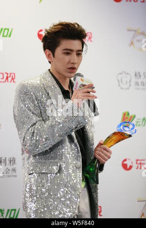 Sänger und Rapper Cai Xukun von chinesischer Junge Gruppe neun Prozent wirft mit seiner Trophäe, nachdem er "die meisten populären Sänger Awards' während des 26. Ch Stockfoto
