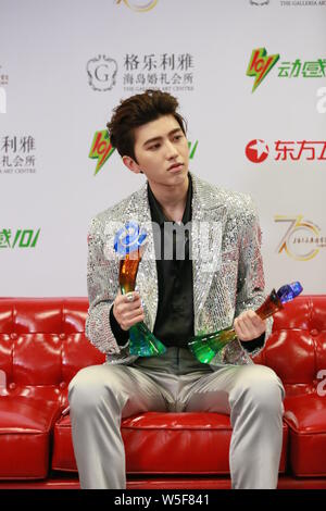 Sänger und Rapper Cai Xukun von chinesischer Junge Gruppe neun Prozent wirft mit seiner Trophäe, nachdem er "die meisten populären Sänger Awards' während des 26. Ch Stockfoto