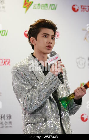 Sänger und Rapper Cai Xukun von chinesischer Junge Gruppe neun Prozent wirft mit seiner Trophäe, nachdem er "die meisten populären Sänger Awards' während des 26. Ch Stockfoto