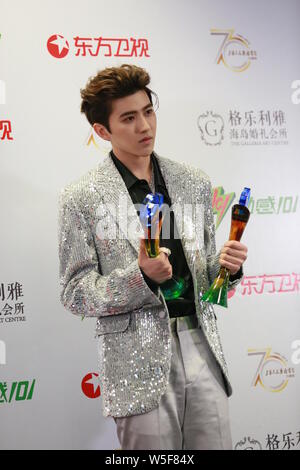 Sänger und Rapper Cai Xukun von chinesischer Junge Gruppe neun Prozent wirft mit seiner Trophäe, nachdem er "die meisten populären Sänger Awards' während des 26. Ch Stockfoto
