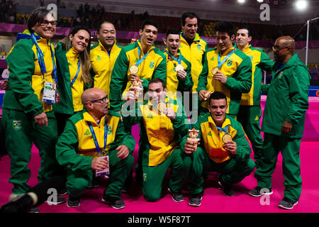 Lima, Peru. 29. Juli, 2019. Brasilianische Männer Turnen Team und Trainer stellen nach dem Gewinn der Goldmedaille bei den Panamerikanischen Spielen Turnen, Männer Team Qualifikation und Endrunde an polideportivo Villa El Salvador in Lima, Peru. Daniel Lea/CSM/Alamy leben Nachrichten Stockfoto