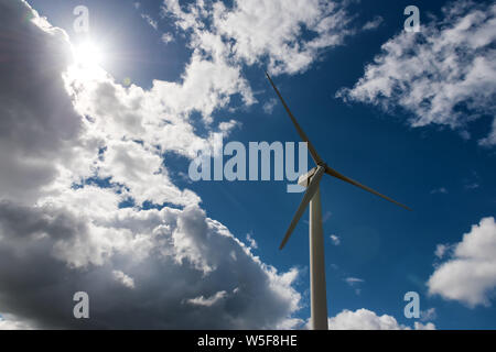 Sun shinig auf Mühle, bewölkt blauer Himmel Hintergrund Stockfoto