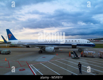 ---- Ein Flugzeug von China Southern Airlines wird dargestellt auf einem Flughafen in Shanghai, China, 19. Februar 2018. China Southern Airlines hat Ch gewählt Stockfoto