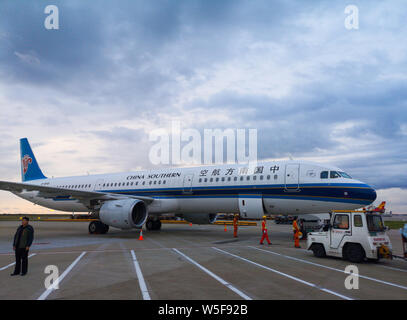 ---- Ein Flugzeug von China Southern Airlines wird dargestellt auf einem Flughafen in Shanghai, China, 19. Februar 2018. China Southern Airlines hat Ch gewählt Stockfoto