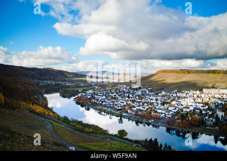 Luftbild des Moseltals, bernkastel-kues, Deutschland im Herbst Saison Stockfoto