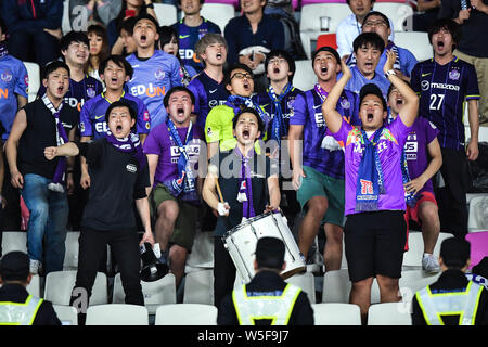 Fans der japanischen Sanfrecce Hiroshima F.C. schreien, um ihre Unterstützung in der Gruppe F gegen China Guangzhou Evergrande Taobao F.C. zeigen während der Stockfoto