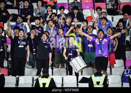 Fans der japanischen Sanfrecce Hiroshima F.C. schreien, um ihre Unterstützung in der Gruppe F gegen China Guangzhou Evergrande Taobao F.C. zeigen während der Stockfoto