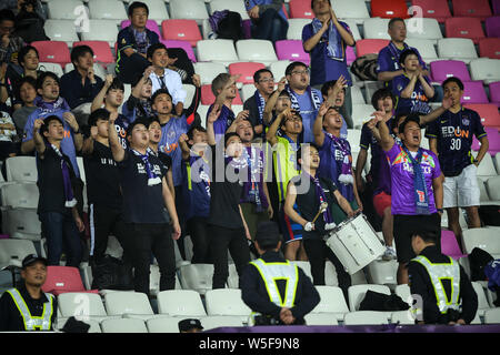 Fans der japanischen Sanfrecce Hiroshima F.C. schreien, um ihre Unterstützung in der Gruppe F gegen China Guangzhou Evergrande Taobao F.C. zeigen während der Stockfoto