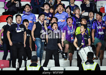 Fans der japanischen Sanfrecce Hiroshima F.C. schreien, um ihre Unterstützung in der Gruppe F gegen China Guangzhou Evergrande Taobao F.C. zeigen während der Stockfoto