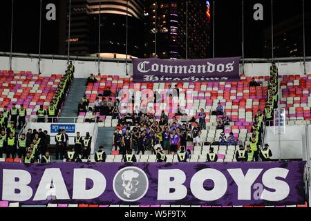 Fans der japanischen Sanfrecce Hiroshima F.C. schreien, um ihre Unterstützung in der Gruppe F gegen China Guangzhou Evergrande Taobao F.C. zeigen während der Stockfoto