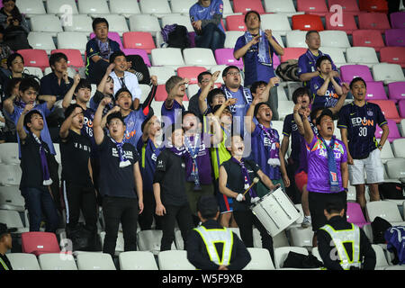 Fans der japanischen Sanfrecce Hiroshima F.C. schreien, um ihre Unterstützung in der Gruppe F gegen China Guangzhou Evergrande Taobao F.C. zeigen während der Stockfoto