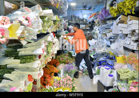 Chinesische Mitarbeiter blumen Anzeige auf einen blumenmarkt vor Tag der Internationalen Arbeitsgruppe Frauen in Hangzhou, Provinz Zhejiang, China Stockfoto