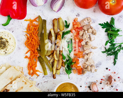 Zutaten für shawarma Sandwich auf weißem Hintergrund. Ansicht von oben Stockfoto