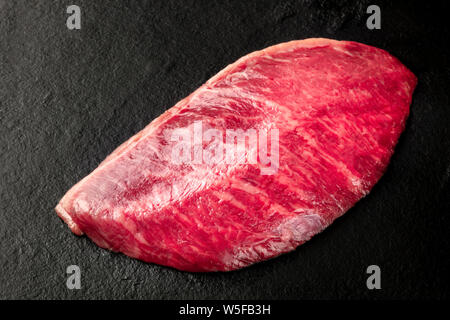 Kobe Fleisch, Wagyu Beef Steak, Raw, auf schwarzem Hintergrund Stockfoto