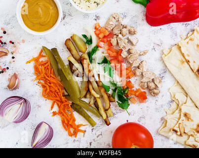 Zutaten für shawarma Sandwich auf weißem Hintergrund. Ansicht von oben Stockfoto