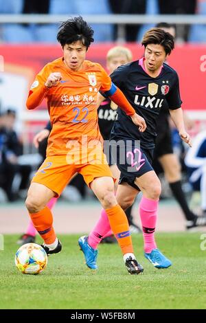 Hao Junmin von China Shandong Luneng, Links, Herausforderungen Koki Anzai von Japans Kashima Antlers in Ihrem Team E zweite Runde während der AFC Champi Stockfoto